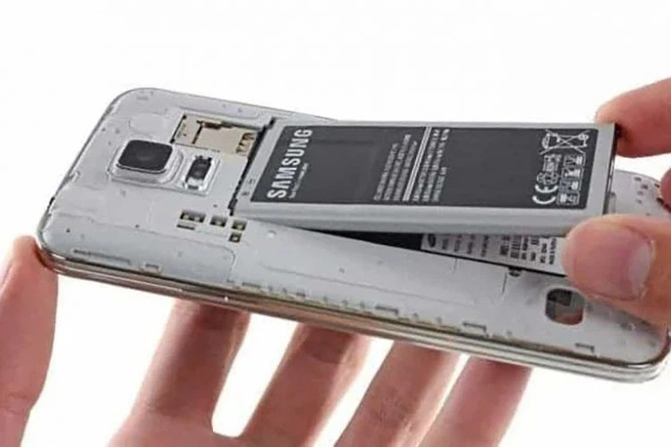 smartphone sử dụng pin rời