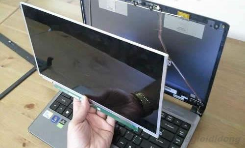 Tháo màn hình LCD ra khỏi phần vỏ laptop